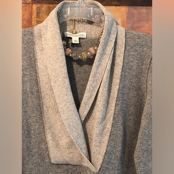 BANANA REPUBLIC Luxury Cashmere Blend Gray Sweater - Picture 3 of 8